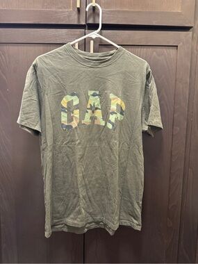 Men’s GAP Olive Green Short-Sleeve Tee with Camo Logo Y2K